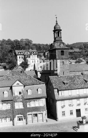 Der Marktplatz von Bad Blankenburg mit der Stadtkirche St. Nicolai, Deutschland 1930er Jahre. The market square of Bad Blankenburg with the parish church St. Nicolai, Germany 1930s. Stock Photo