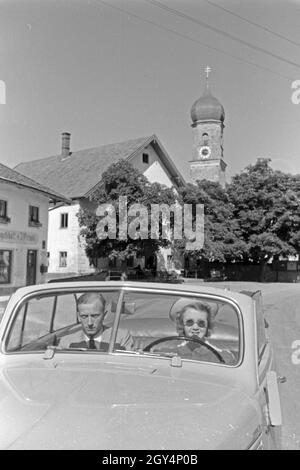 Die österreichische Schauspielerin Gusti Wolf macht Ferien auf dem Lande, Deutschland 1930er Jahre. Austrian actress Gusti Wolf on holiday at the countryside, Germany 1930s. Stock Photo