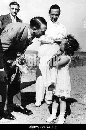 Adolf Hitler greets, in the presence of her father Joseph, Helga Goebbels, the eldest of six children of the Goebbels couple. Peter Longerich, the Hitler and Goebbels biographer described the Gooebbels as Hitler's surrogate family. Hitler was called Uncle Adolf by the children and Magda Goebbels chose to poison the children after the end of the Third Reich was certain and Hitler also took his own life. [automated translation] Stock Photo
