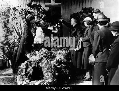 On Adolf Hitler's birthday, a silent memorial service was held at the grave of his parents Alois and Klara Hitler in Leonding near Linz, where the German Vice Consul in Linz laid a wreath on behalf of the German Ambassador. [automated translation] Stock Photo