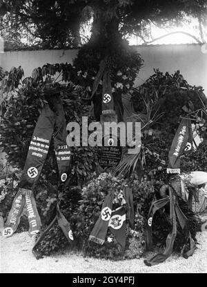 A photograph of the grave of Adolf Hitler's parents Klara and Alois decorated with wreaths. The son had also visited the grave of his parents in Leonding in the course of Austria's annexation to Germany. [automated translation] Stock Photo