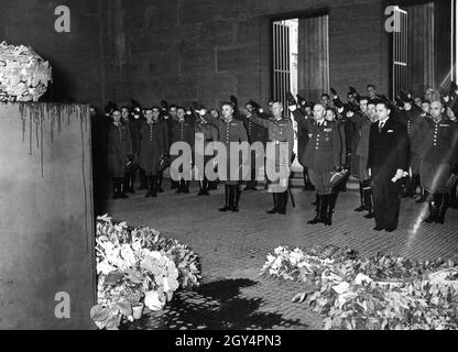 On Thursday afternoon, August 22, 1940, the Slovak Minister of Defense Ferdinand Catlos (front row, 2nd from right) laid a wreath in Berlin at the memorial Unter den Linden. To the left of Catlos is the city commander of Berlin Ernst Seifert (with officer's sword), to the right of Catlos is the Slovakian envoy in Berlin Matus Cernak (in civilian clothes). Only the latter does not show the Hitler salute. [automated translation] Stock Photo