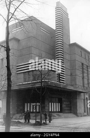 On January 26, 1928 the Titania-Palast, a modern cinema at that time, was opened in the Schloßstraße, corner Gutsmuthsstraße in Berlin-Steglitz. The 2000-seat building has a 37-meter high light tower with 160000 candles. In the picture, final preparations are being made for the grand opening ceremony. [automated translation] Stock Photo