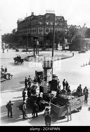 Power cables are checked during an inspection at Potsdamer Platz in Berlin-Mitte in 1931. Interested passers-by look on. In the background, the traffic lights on the square and the Palace Hotel between Leipziger Platz (right) and Friedrich-Ebert-Strasse (left, today: Ebertstrasse) can be seen. [automated translation] Stock Photo