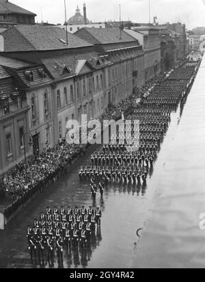 A parade of 1200 Italian young fascists of the Opera Nazionale Balilla (youth organization of the Italian fascists) marched through Wilhelmstraße in Berlin-Mitte on June 16, 1937. On the side of the road are spectators giving the Hitler salute and youths of the Hitler Youth. They are standing in front of the Foreign Office. The photograph was taken on the roof of the Reich Ministry for Popular Enlightenment and Propaganda and was published by Heinrich Hoffmann. The dome of the Reichstag can be seen in the background. [automated translation] Stock Photo