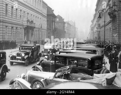 Adolf Hitler met with diplomats for a New Year's reception at the Palais des Reichspräsidenten (center left) on Wilhelmstraße in Berlin-Mitte in early January 1937. The photograph shows the cars being driven away close behind each other after the diplomats have disembarked, watched by numerous spectators and members of the Leibstandarte SS Adolf Hitler. To the left is the Kellner Palace (part of the Foreign Office), to the right of the Reich President's Palace is the Reich Ministry of Food and Agriculture. [automated translation] Stock Photo