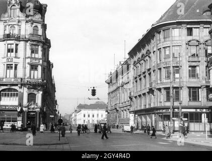 'Passers-by cross the intersection of Wilhelmstraße and Leipziger Straße in Berlin-Mitte on October 23, 1943. On the street corner to the right is the ''Teppiche Herpich'' store, to the left the shop of the men's outfitter ''Edm. Wünsch''. In the background on the right is the Ordenspalais on Wilhelmplatz, which housed the Reich Propaganda Ministry. View in direction north. Photograph from the publishing house of Heinrich Hoffmann. [automated translation]' Stock Photo