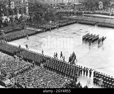 ADOLF HITLER TAKING SALUTE FROM LEIBSTANDARTE PARADE Vintage pre-WW2 ...