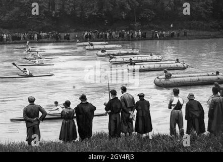 On May 22, 1932, a folding boat regatta took place on the Isar near Munich. From both banks the audience watches how the kayaks start in front, behind them are the folding boats with two men crew each. [automated translation] Stock Photo