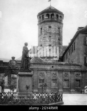 This undated photograph shows the statue of Maximilian II in the courtyard of the Old Palace in Bayreuth around 1930, with the castle tower behind it. [automated translation] Stock Photo