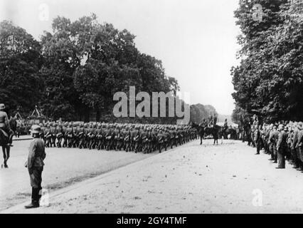Parade of the Wehrmacht in Paris, 1940 Stock Photo - Alamy