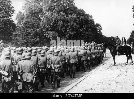 Parade of the Wehrmacht in Paris, 1940 Stock Photo - Alamy