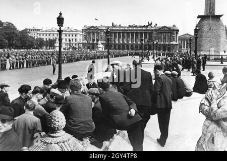World War II: German Wehrmacht troops at a victory parade in occupied Paris to mark the surrender of France. [automated translation] Stock Photo