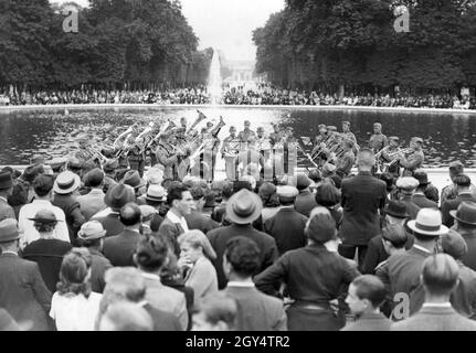 World War II: German military concert in the Tuileries in occupied Paris. [automated translation] Stock Photo