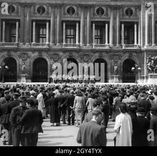 World War II: German military concert on the Place de l'Opéra in occupied Paris. [automated translation] Stock Photo