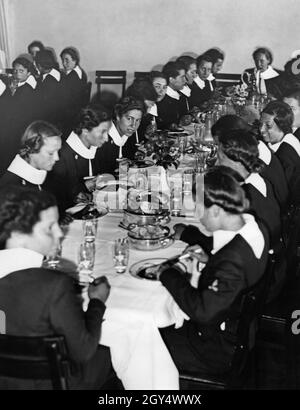 'On Sunday, June 13, 1937, 1200 members of the Opera Nazionale Balilla arrived at the Anhalter Bahnhof in Berlin. Among them were sections of girls and women who were accommodated on the Reichssportfeld. The picture shows the female Führer candidates from the ''Accademia fascista'' (Fascist Academy) from Orvieto at lunch on 14 June on the stadium terraces in Berlin-Westend. [automated translation]' Stock Photo