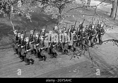 Rekruten der Flieger Ausbildungsstelle Schönwalde beim Formaldienst, Deutschland 1930er Jahre. Recruits exercising, Germany 1930s. Stock Photo