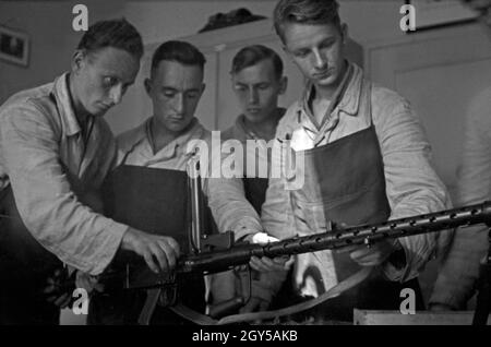 Rekruten der Flieger Ausbildungsstelle Schönwalde beim Waffenreinigen, Deutschland 1930er Jahre. Recruits cleaning a machine gun, Germany 1930s. Stock Photo
