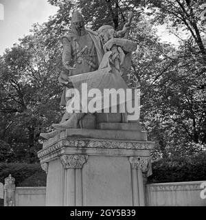 Die Siegesallee in Berlin, hier die Figuren Johann I. und Otto III., Deutschland 1930er Jahre. The Siegesallee in Berlin: statues of John I and Otto III, Germany 1930s. Stock Photo