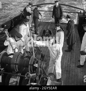 Matrosen der 2. Minensuch Flotille bei einer Übung auf Ihren Minensuchbooten, Deutschland 1930er Jahre. Sailors of a minesweeper at an exercise on their mindsweepers, Germany 1930s. Stock Photo