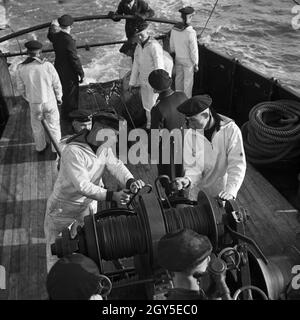 Matrosen der 2. Minensuch Flotille bei einer Übung auf Ihren Minensuchbooten, Deutschland 1930er Jahre. Sailors of a minesweeper at an exercise on their mindsweepers, Germany 1930s. Stock Photo