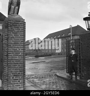 Wachsoldat am Eingang der Marineschule Wesermünde, Deutschland 1930er Jahre. Guard at the entrance of Wesermuende navy school, Germany 1930s. Stock Photo