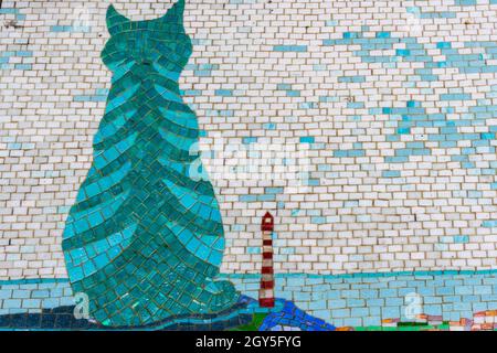 Zelenogradsk, Kaliningrad region, Russia, 09.14.2021. Traveling cat looking into the distance. Mosaic panel. Public walking area in Zelenogradsk. Stock Photo