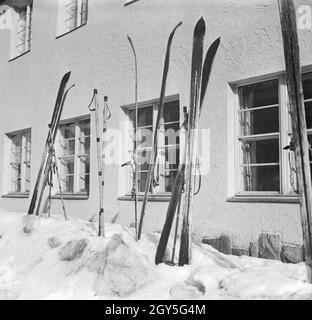 Ein Ausflug in das Skigebiet Reheberg im Erzgebirge, Deutsches Reich 1930er Jahre. An excursion to the ski region Reheberg in the , Germany 1930s. Stock Photo