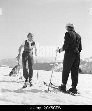 Ein Ausflug in das Skigebiet Reheberg im Erzgebirge, Deutsches Reich 1930er Jahre. An excursion to the ski region Reheberg in the Erz Mountains, Germany 1930s. Stock Photo