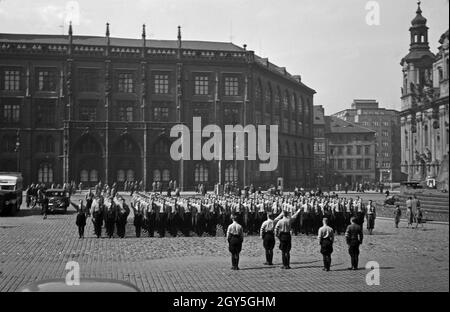 Originalbildunterschrift: Appell der deutchen Studenten auf em Altstädter Ring in Prag. Links das Rathaus, 1930er Jahre. Stock Photo