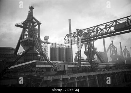 Besuch auf einem Hochofenwerk, Deutschland 1930er Jahre. Visiting a blast furnace works, Germany 1930s. Stock Photo
