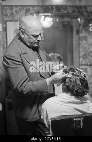 Besuch bei einem Friseur in Karlsbad, 1930er Jahre. A visit at the hairdresser at Karlsbad, 1930s. Stock Photo