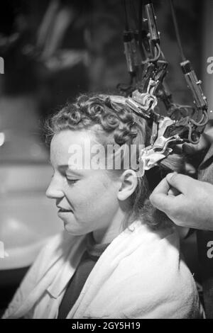 Besuch bei einem Friseur in Karlsbad, 1930er Jahre. A visit at the hairdresser at Karlsbad, 1930s. Stock Photo