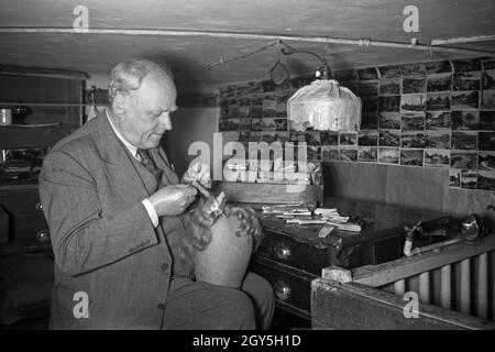 Besuch bei einem Friseur in Karlsbad, 1930er Jahre. A visit at the hairdresser at Karlsbad, 1930s. Stock Photo