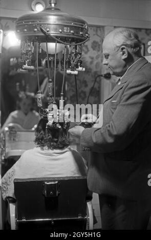 Besuch bei einem Friseur in Karlsbad, 1930er Jahre. A visit at the hairdresser at Karlsbad, 1930s. Stock Photo