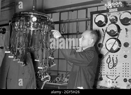 Besuch bei einem Friseur in Karlsbad, 1930er Jahre. A visit at the hairdresser at Karlsbad, 1930s. Stock Photo