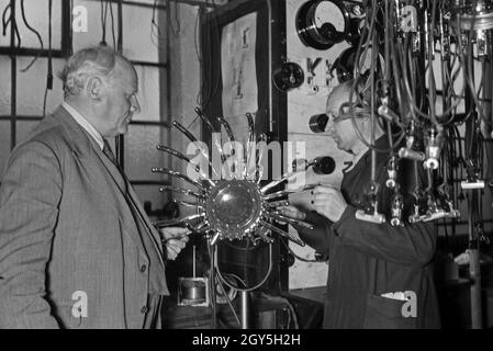 Besuch bei einem Friseur in Karlsbad, 1930er Jahre. A visit at the hairdresser at Karlsbad, 1930s. Stock Photo