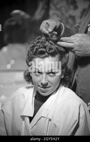 Besuch bei einem Friseur in Karlsbad, 1930er Jahre. A visit at the hairdresser at Karlsbad, 1930s. Stock Photo