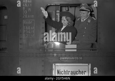 Ein Oberleutnant der deutschen Luftwaffe fährt mit seiner Braut in die Flitterwochen, Deutschland 1940er Jahre. An Oberleutnant officer at his honeymoon, Germany 1940s. Stock Photo