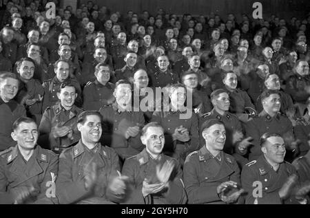 Wehrmacht und SS im Zuschauerraum beim 'Wunschkonzert der Wehrmacht', Deutschland 1940er Jahre. Wehrmacht and SS soldiers as audience at the 'Wunschkonzert der Wehrmacht', Germany 1940s. Stock Photo