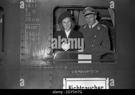Ein Oberleutnant der deutschen Luftwaffe fährt mit seiner Braut in die Flitterwochen, Deutschland 1940er Jahre. An Oberleutnant officer at his honeymoon, Germany 1940s. Stock Photo