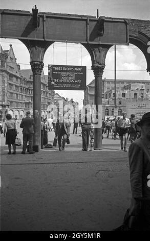 Englischsprachige Wegweiser vor dem Rathaus am belebten Marienplatz in München, Deutschland 1940er Jahre. English language signposts in front of Munich city hall on busy Marienplatz square, Germany 1940s. Stock Photo