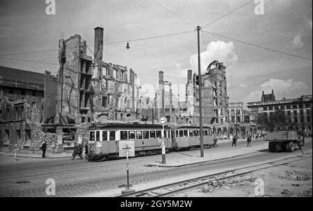 Straßenbahn auf ihrem Weg durch das zerstörte München, Deutschland 1940er Jahre. A tram on its way through devastated Munich, Germany 1940s. Stock Photo