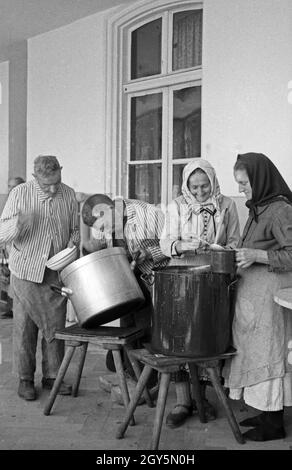 Vertrieben aus den ehemaligen deutschen Ostgebieten kommen in Bayern an, Deutschland 1940er Jahre. Refugees from the former German Eastern areas reaching safe Bavaria, Germany 1940s Stock Photo