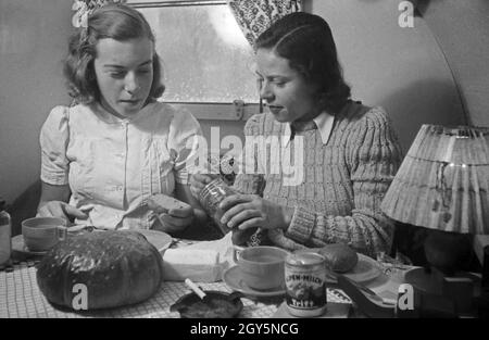 Eine Familie bei Kaffee und Kuchen, Deutschland 1940er Jahre. A family having some coffee, Germany 1940s. Stock Photo