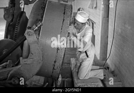 Bäcker bei der täglichen Arbeit in der Brotfabrik Schlüterbrot in Berlin, Deutschland 1930er Jahre. Bakers at their daily business at Schlueterbrot bakeries in Berlin, Germany 1930s. Stock Photo