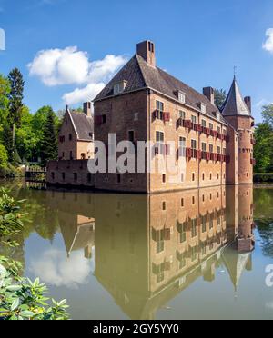 Castle Het Oude Loo in the park surrounding the Dutch royal palace het Loo in Apeldoorn Stock Photo