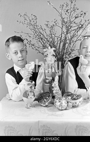 Zwei Jungen mit Ostedekoration, Deutschland 1930er Jahre. Two boys at a table with easter decoration, Germany 1930s. Stock Photo