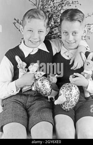 Zwei Jungen mit Ostedekoration, Deutschland 1930er Jahre. Two boys at a table with easter decoration, Germany 1930s. Stock Photo