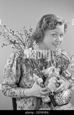 Porträt eines jungen Mädchens, Osterdekoration in den Händen haltend, Deutschland 1930er Jahre. Portrait of a young girl holding some easter decoration in her hands, Germany 1930s. Stock Photo